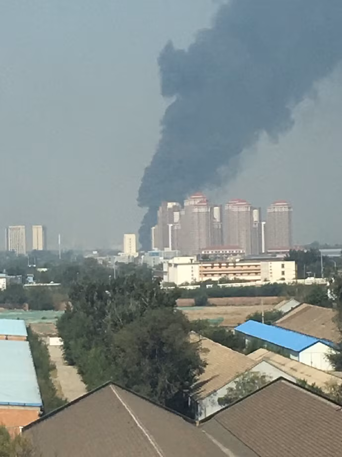 Theo tờ East Pendulum của Pháp, một chiếc tiêm kích J-10 của Sư đoàn không quân 24, Không quân Trung Quốc đã rơi xuống đất và phát nổ tại công viên Võ Thanh Nam Hồ, phía bắc tỉnh Thiên Tân vào hôm 28/9. Đáng lưu ý, không có một tờ báo Trung Quốc nào (Hoàn Cầu, Sina) đăng tải thông tin này. Mặc dù các hình ảnh trên mạng cho thấy, vụ rơi máy bay gây ra đám cháy rất lớn, khói đen bốc mù trời, đứng cách vài km cũng trông thấy.