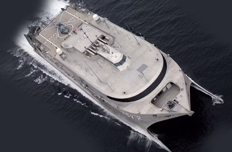 Trên tàu có sàn đậu trực thăng và luôn có một trực thăng đa năng NH-90 để đảm bảo công tác cứu hộ và tác chiến khi cần thiết.