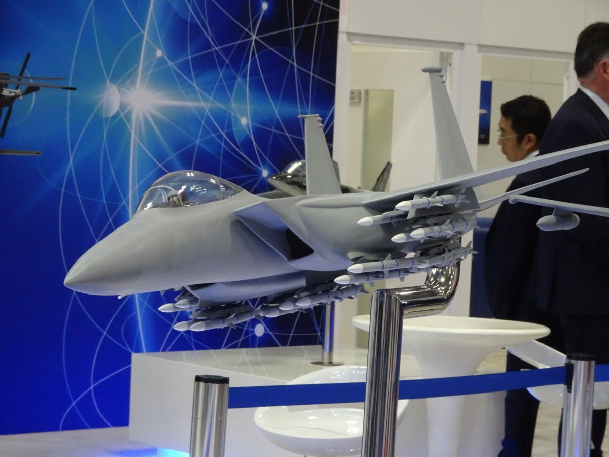 Tuy nhiên, hiện vẫn chưa rõ liệu các máy bay F-15 của Nhật Bản có được thay thế radar. Vì AIM-120 dẫu sao vẫn là một loại tên lửa cần có sự hỗ trợ của radar khi lựa chọn mục tiêu pha đầu và pha giữa, ở pha cuối hành trình bay nó có radar riêng để bắt bám mục tiêu. Loại tên lửa này có tầm phóng ngoài 100km, là “sát thủ không đối không” tốt nhất của Mỹ và đồng minh hiện nay. Nguồn ảnh: Bmpd