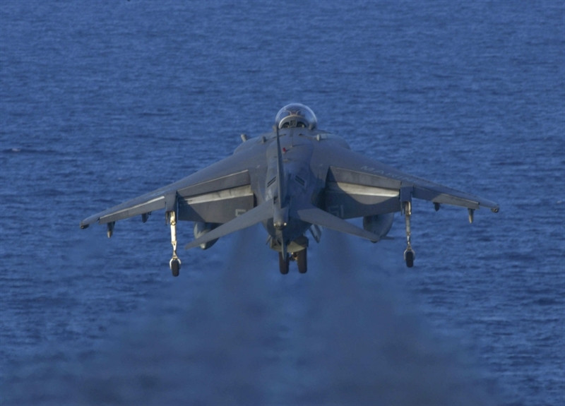 Trong nhiệm vụ đối hải, những máy bay tiêm kích - bom này mang được 2 tên lửa hành trình chống hạm Harpoon để tiêu diệt biên đội tàu mặt nước của đối phương từ khoảng cách trên 120 km.