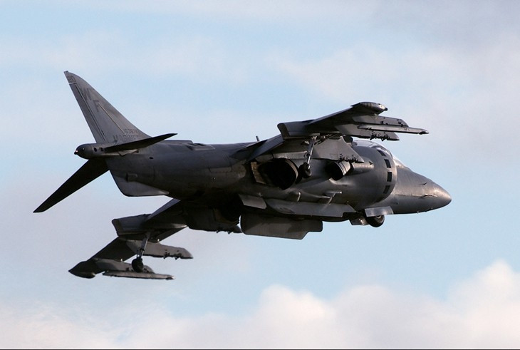 Với nhiệm vụ không chiến, AV-8B Harrier có thể mang theo 4 tên lửa không đối không AIM-9X Sidewinder để tự vệ cũng như đánh chặn các loại máy bay ném bom tiền tuyến của đối thủ.