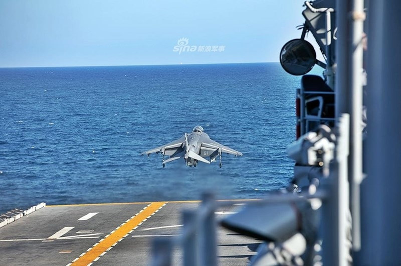 Dù có vẻ ngoài không mấy ấn tượng nhưng AV-8B Harrier vẫn được đánh giá cao nhờ năng lực tác chiến khá lợi hại của mình, nó đảm nhiệm tốt cả vai trò tấn công mặt nước lẫn phòng không.