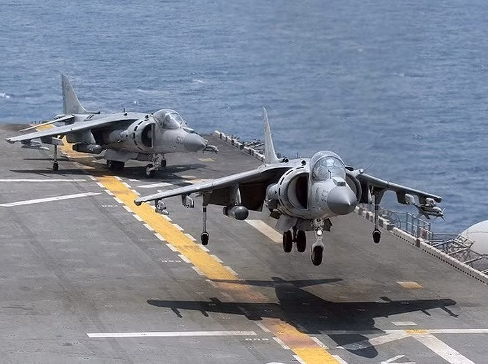 Những cường kích AV-8B Harrier là chiến đấu cơ chủ lực trên tàu tấn công đổ bộ USS Bataan của Hải quân Mỹ đang trên đường đến gần Iran.