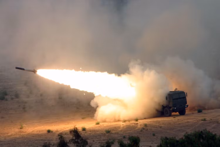 M142 High Mobility Artillery Rocket System (HIMARS) do tập đoàn Lockheed Martin của Mỹ chế tạo là phiên bản thu gọn của hệ thống pháo phản lực phóng loạt M270 MLRS nổi tiếng.