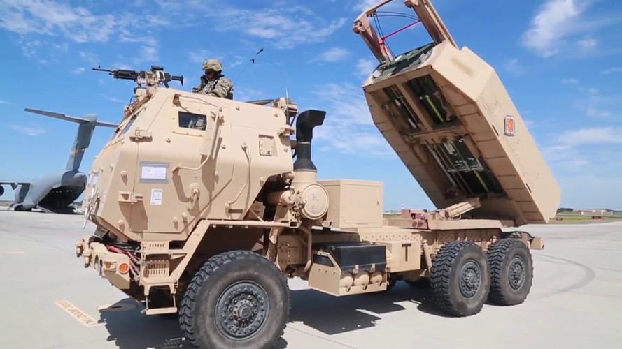 Tổ hợp pháo phản lực dẫn đường chính xác M142 HIMARS mang được 1 container với 6 đạn rocket cỡ 227 mm, hoặc 1 tên lửa đạn đạo chiến thuật MGM-140 ATACMS.