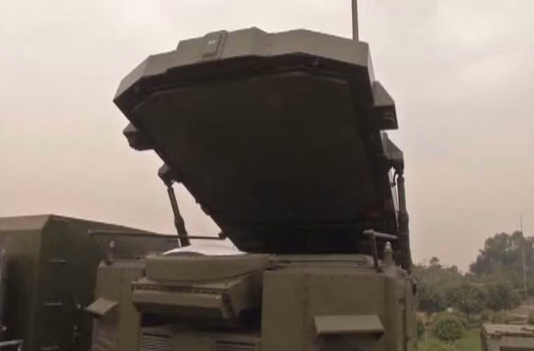 Trong ảnh là đài điều khiển hỏa lực 30N6E đang được triển khai tại Trung đoàn tên lửa 64.