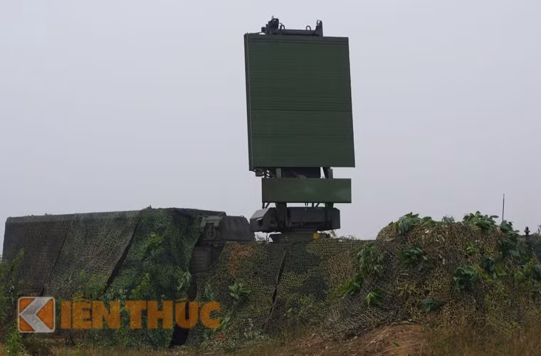 Đài radar nhìn vòng 96L6E có khả năng phát hiện 300 mục tiêu cùng lúc, tầm hoạt động 300km.