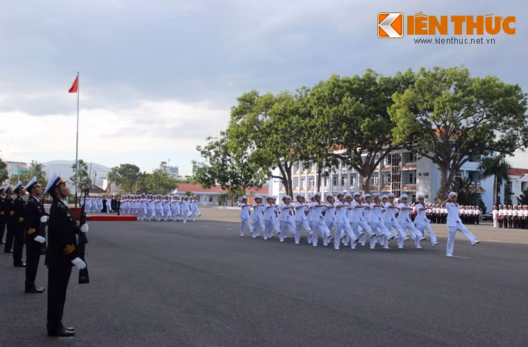 Diễu duyệt đội ngũ trong Lễ tốt nghiệp.