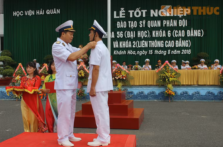 Chuẩn Đô đốc Đặng Minh Hải - Phó Chính ủy Quân chủng Hải quân gắn quân hàm cho học viên.