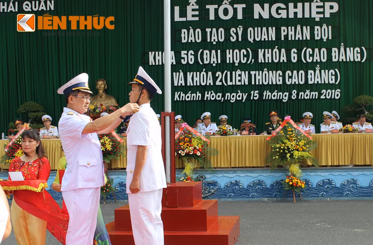 Chuẩn Đô đốc Ngô Quang Tiến – Giám đốc Học viện Hải quân gắn quân hàm cho học viên.