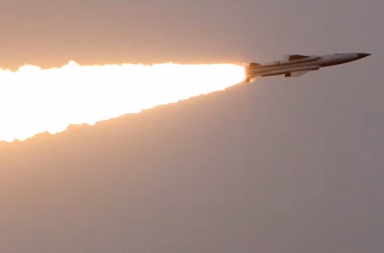 Động cơ tên lửa là tổ hợp động cơ, bao gồm động cơ hành trình tĩnh siêu âm ЗD83 và động cơ khởi tốc. Khi phóng, động cơ khởi tốc được kích hoạt trước (trong ảnh) đưa tên lửa rời bệ phóng, ở độ cao ổn định, tốc độ lớn, động cơ hành trình được khởi động đưa tên lửa tới mục tiêu.