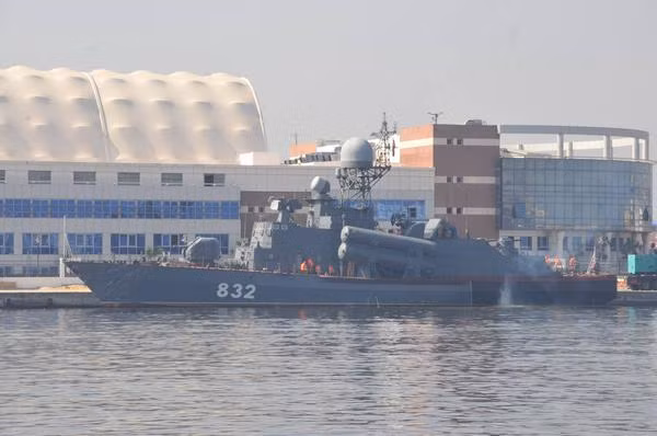 "Nga đã tặng cho Hải quân Ai Cập tàu hộ tống tên lửa P-32 (số hiệu 832) thuộc Project 12421 Molniya. Lớp tàu này được trang bị tên lửa hành trình chống hạm 3M80 Moskit. Chúng tôi được biết rằng Ai Cập đã biên chế tàu tên lửa với tên gọi là Ahmed Fadel. Thủy thủ đoàn Ai Cập đang được huấn luyện để vận hành tàu", nguồn tin cho biết. Tuy nhiên, ông này không nói số lượng tên lửa Moskit được chuyển giao cho Ai Cập.
