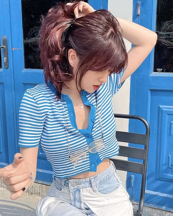 Bên cạnh việc nhận được nhiều lời khen về vẻ sexy, những người đẹp này nhận không ít bình luận tiêu cực. Đa số cư dân mạng đều cho rằng cách ăn mặc này không khác gì cổ xúy cho vấn nạn body – shaming ngày càng nở rộ.