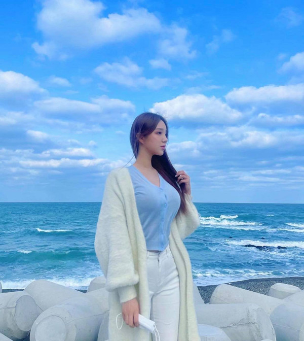 Trên nền tảng Little Red Book, ứng dụng chia sẻ phong cách sống phổ biến ở Trung Quốc, gần đây liên tục xuất hiện các bài đăng dạng "cô gái mảnh mai mặc đồ trẻ em".