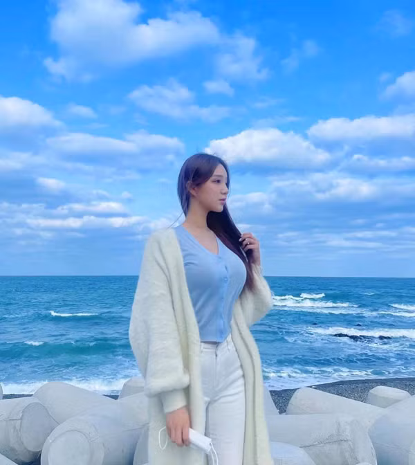 Trên nền tảng Little Red Book, ứng dụng chia sẻ phong cách sống phổ biến ở Trung Quốc, gần đây liên tục xuất hiện các bài đăng dạng "cô gái mảnh mai mặc đồ trẻ em".