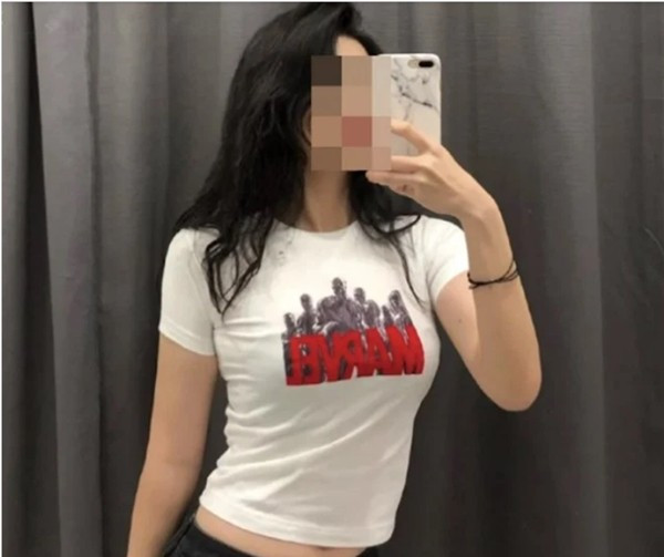 Về vấn đề này, một cô gái 17 tuổi thổ lộ: "Tôi là một cô gái có thân hình tròn trịa, mũm mĩm, đôi khi tôi cảm thấy bất lực trong việc giảm cân và quá chán ghét bản thân khi nhìn thấy bao người khác có thể diện đồ trẻ em mà vẫn còn rộng trong khi tôi thì phải cố gắng ních mình trong chiếc áo phông ngoại cỡ". Ảnh: Internet.