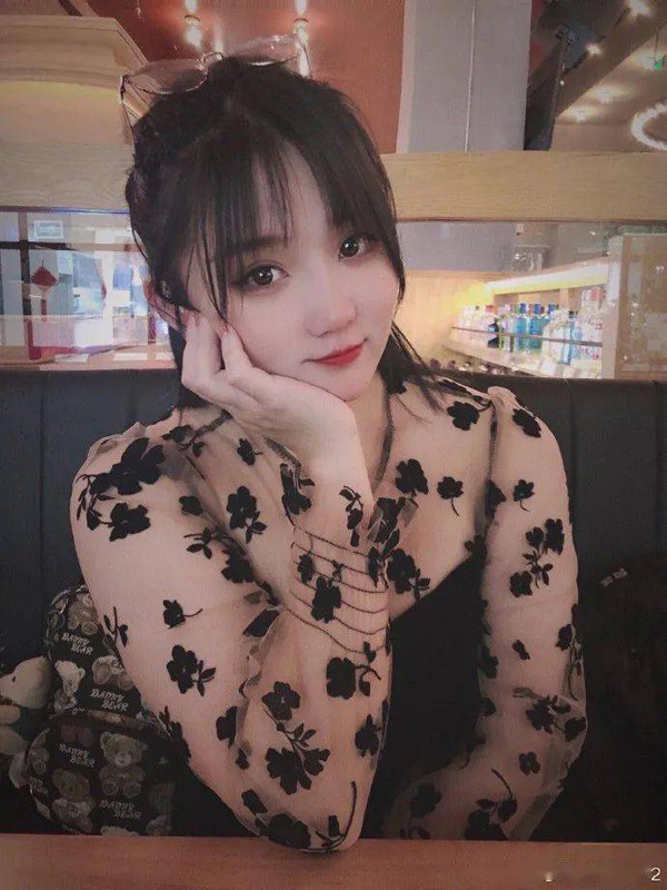 Sau nhiều năm kiên trì, Wushuang cũng hái được trái ngọt cho mình. Vóc dáng của cô thay đổi hoàn toàn. Những ngấn mỡ vô duyên giờ được thay thể bằng những đường cơ mạnh mẽ và phong cách.