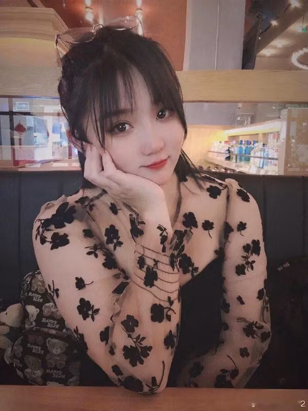 Sau nhiều năm kiên trì, Wushuang cũng hái được trái ngọt cho mình. Vóc dáng của cô thay đổi hoàn toàn. Những ngấn mỡ vô duyên giờ được thay thể bằng những đường cơ mạnh mẽ và phong cách.