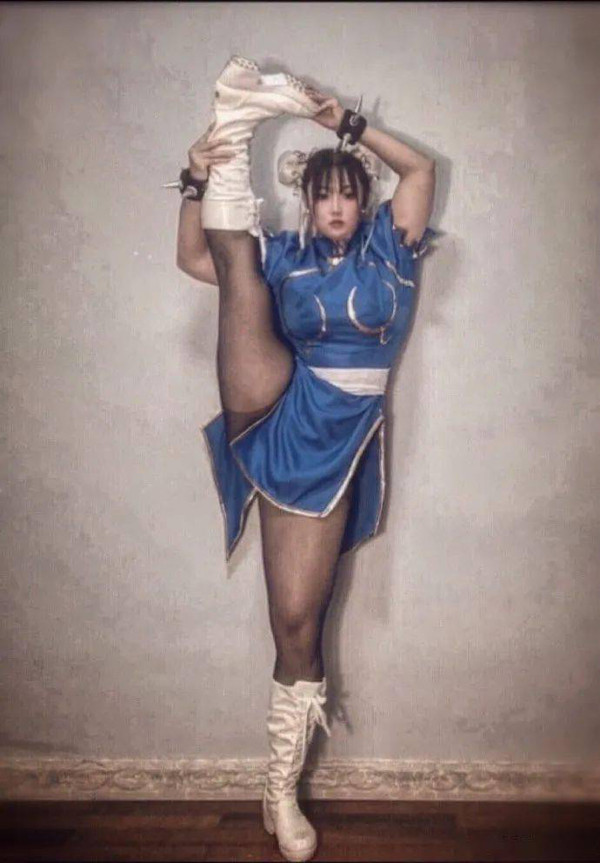 Dù không có được thân hình mảnh mai song Wushuang lại vô cùng hài lòng khi nhìn thấy những rãnh cơ cuộn sóng của mình.