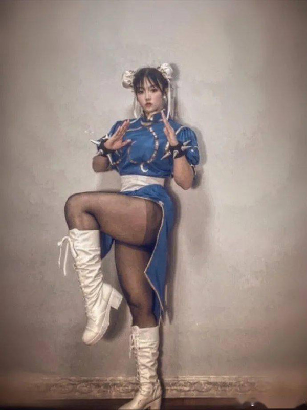 Wushuang thường xuyên đăng ảnh luyện tập, cơ bắp của mình trên trang Weibo cá nhân. Cô cho biết bên cạnh nhiều người để lại lời khen body ấn tượng, không ít người cho rằng trông cô hơi “khác người”. Dù vậy, cô vẫn luôn yêu thích thể thao. Hotgirl cho rằng chỉ cần mình thấy vui là được.