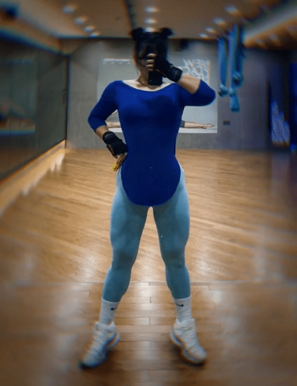 Ngoại hình đối lập giữa gương mặt xinh xắn, baby và thân hình lộ rõ 6 múi, cơ bắp cuồn cuộn của Wushuang khiến nhiều người kinh ngạc. Nhiều dân mạng gọi cô bằng các biệt danh: “mặt học sinh thân hình lực sĩ” hay “hotgirl cơ bắp”.