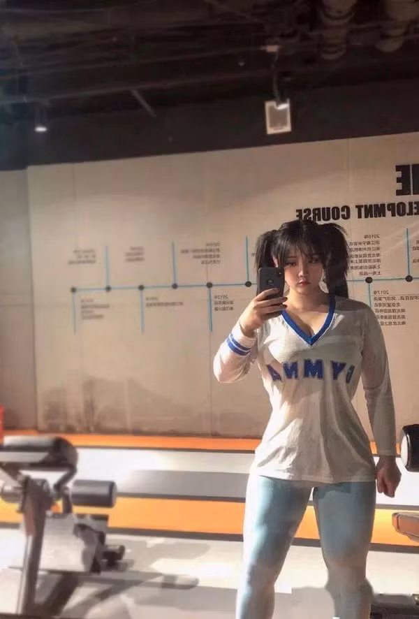 Thế nhưng, trọng lượng cơ thể quá lớn khiến cô luôn cảm thấy hụt hơi. Mỗi ngày trôi qua vô cùng mệt mỏi, khó có thể kiên trì luyện tập.