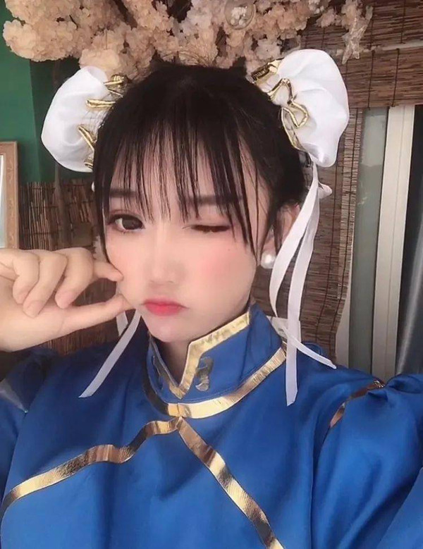 Sở hữu ngũ quan hài hòa, làn da trắng sứ, Wushuang (Ngô Song) gây ấn tượng mạnh ngay lần đầu gặp mặt. Ít ai ngờ rằng phía dưới gương mặt baby xinh như mộng là cơ thể rắn chắc, cơ bắp “nổi sóng”.