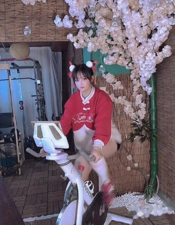 Về sau, các bài tập thể chất đơn giản không khiến Wushuang cảm thấy hài lòng. Huấn luyện viên bắt đầu lên các bài tập dành riêng cho cô. Cô cũng vô cùng thích thú với các bài tập luyện cơ chân.