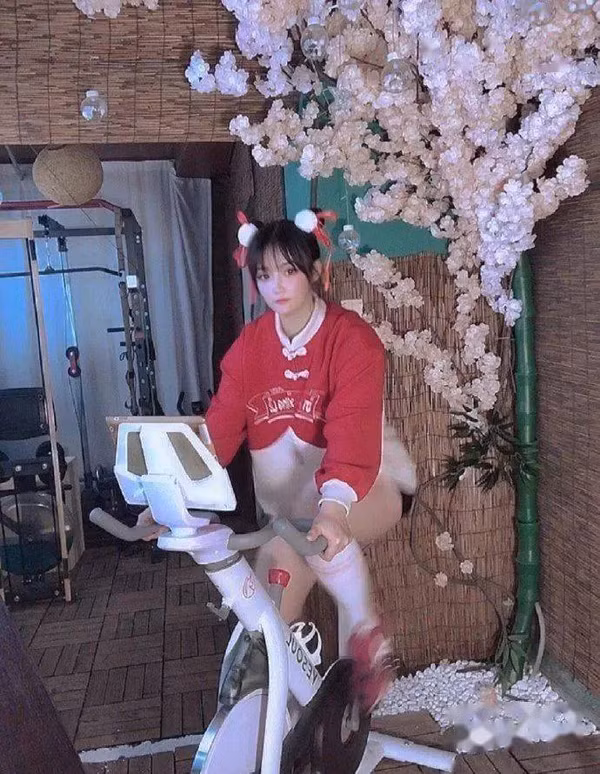 Về sau, các bài tập thể chất đơn giản không khiến Wushuang cảm thấy hài lòng. Huấn luyện viên bắt đầu lên các bài tập dành riêng cho cô. Cô cũng vô cùng thích thú với các bài tập luyện cơ chân.