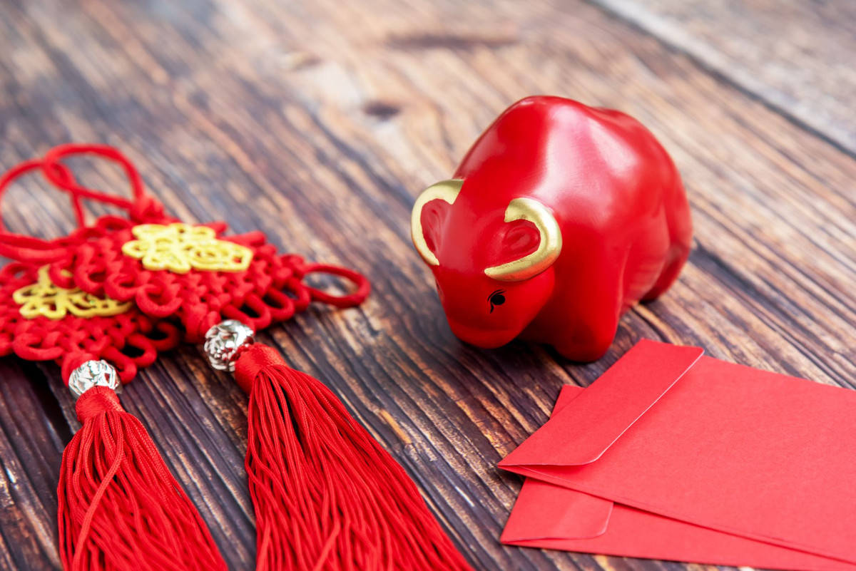 Dự đoán cho 12 con giáp cũng nhận thấy công việc của tuổi Sửu đang khởi sắc, có thể hoàn thành đúng thời hạn. Kiếm được tiền, con giáp đã có ý thức tiết kiệm, giảm thiểu chi phí không cần thiết.