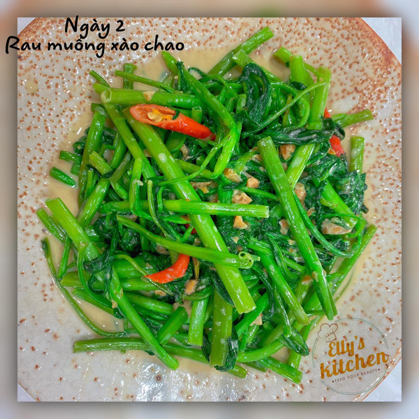 Đằng sau hào nhoáng của người nổi tiếng, ít ai biết rằng Elly Trần lại là người phụ nữ vô cùng truyền thống. Dù bận rộn với nhiều dự án, kinh doanh song cô nàng luôn tự tay vào bếp để nấu những bữa cơm nhà.