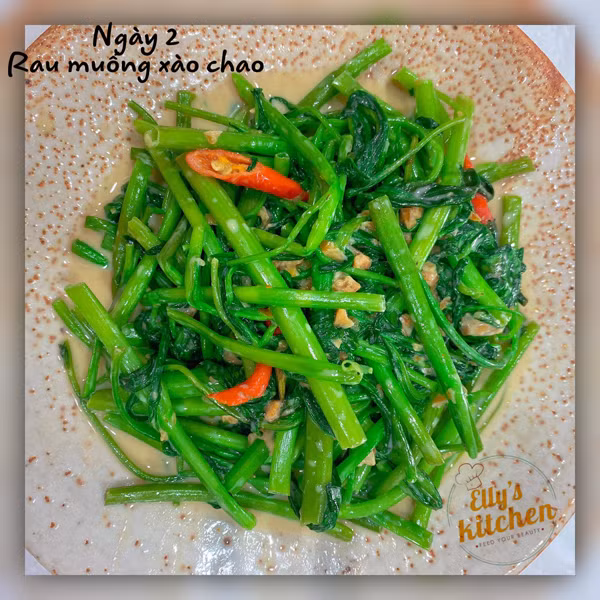 Đằng sau hào nhoáng của người nổi tiếng, ít ai biết rằng Elly Trần lại là người phụ nữ vô cùng truyền thống. Dù bận rộn với nhiều dự án, kinh doanh song cô nàng luôn tự tay vào bếp để nấu những bữa cơm nhà.