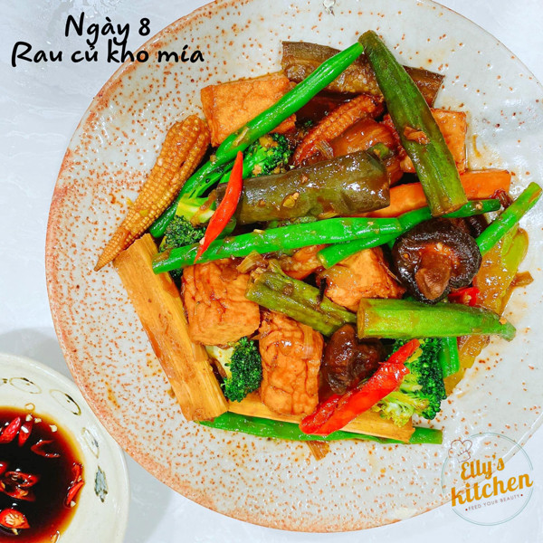 Elly Trần chủ yếu sử dụng các chế phẩm từ đậu nành và rau củ. Còn có cơm trắng, các món nước như bún, miến, phở nấu kèm rau củ. Ăn thêm nhiều trái cây nhằm bổ sung vitamin và khoáng chất.