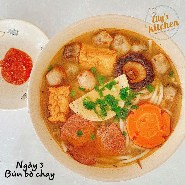 Không chỉ tỏa sáng ở những món mặn, Elly Trần còn “cân đẹp” vào bếp trổ tài nấu món chay. Trên fanpage dành riêng cho việc chia sẻ kinh nghiệm nấu nướng của mình, bà mẹ hai con dạo gần đây liên tục cho ra mắt thành phẩm là những món chay dinh dưỡng, trình bày bắt mắt.