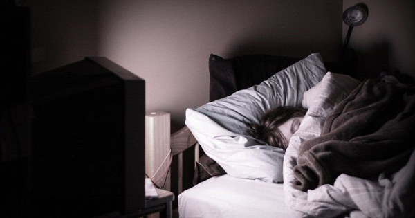 Bật đèn khi ngủ tăng nguy cơ béo phì. Nghiên cứu được thực hiện ở hàng nghìn phụ nữ Mỹ và Puerto Rico, các nhà khoa học nhận thấy người có thói quen khi ngủ bật đèn hoặc bật tivi sẽ có nguy cơ tăng 5kg khoảng 17%, béo phì 22% và thừa cân đột ngột 33%.