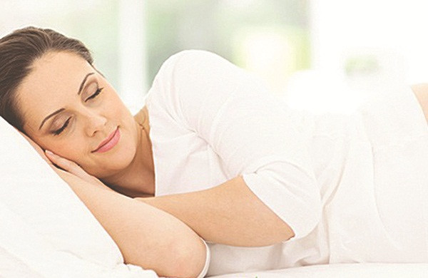 Nằm nghiêng phải cũng giúp duy trì độ cong bình thường cho cột sống, giảm áp lực cho lưng và cổ. Từ đó, hạn chế hiện tượng ngưng thở.