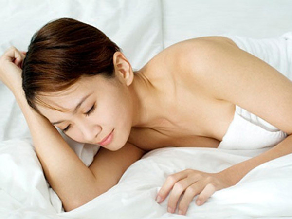 Thói quen dùng tay làm gối khi ngủ. Dùng tay làm gối khi ngủ không được khuyến khích. Nguyên nhân bởi dùng tay làm gối có thể ảnh hưởng đến quá trình tuần hoàn máu.