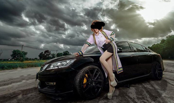 Trong khi hầu hết mọi người đều lên đồ nghiêm túc thì cô gái trẻ lại mặc áo với chiếc váy bó sát che vừa đủ vòng 3.