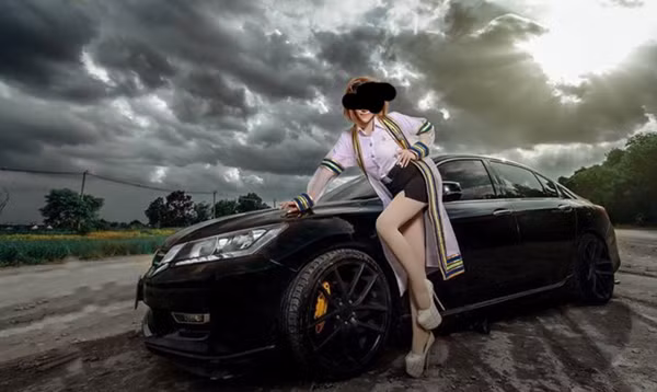 Trong khi hầu hết mọi người đều lên đồ nghiêm túc thì cô gái trẻ lại mặc áo với chiếc váy bó sát che vừa đủ vòng 3.