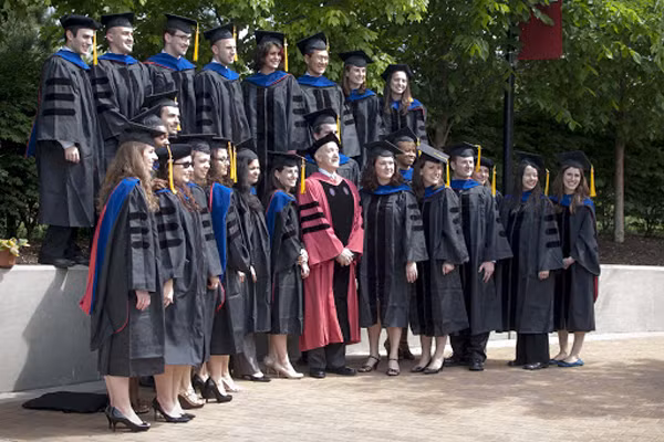 Thậm chí, trường Đại học Oxford (Anh) còn có quy định cụ thể về quần áo sẽ mặc bên trong áo choàng. Thông thường sinh viên nam sẽ mặc áo sơ mi trắng, quần đen, tất sẫm màu, giày đen và thắt cà vạt. Còn sinh viên nữ thì mặc áo blouse trắng, đeo cà vạt (hoặc nơ, dây buộc), váy hoặc trousers, tất và giày cùng màu đen.