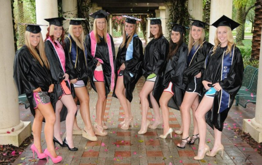 Bên cạnh những lời chỉ trích của số đông, nhiều người cũng đoán rằng cô gái trong loạt ảnh gây sốc trên có thể không phải là nữ sinh. Vì muốn gây sự chú ý và được cộng đồng biết đến, cô gái đã mượn chiếc áo cử nhân để làm phục trang trong những góc ảnh nóng bỏng. Ảnh: Internet.