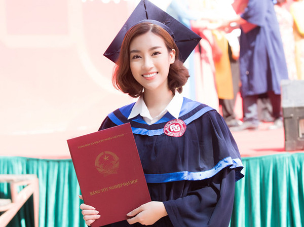 Vậy nhưng, không ít bạn trẻ lại có hành động “sexy hóa” áo cử nhân, tạo dáng chụp ảnh không nghiêm túc. Việc làm này khiến dân tình kịch liệt phản đối, sẵn sàng “ném đá” không thương tiếc.