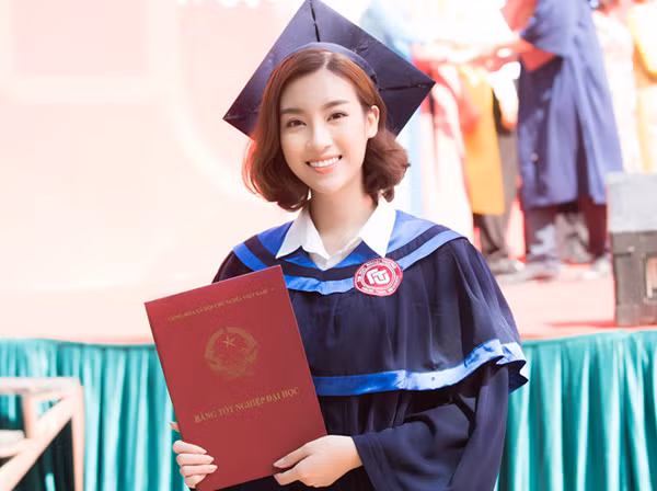 Vậy nhưng, không ít bạn trẻ lại có hành động “sexy hóa” áo cử nhân, tạo dáng chụp ảnh không nghiêm túc. Việc làm này khiến dân tình kịch liệt phản đối, sẵn sàng “ném đá” không thương tiếc.