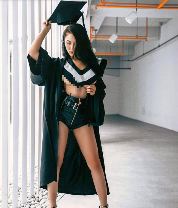 Được biết cô gái này sinh năm 1997, theo học trường Đại học Khoa học và Công nghệ Cao Hùng, Đài Loan. Theo đuổi phong cách thời trang phóng khoáng song những hình ảnh “sexy hóa” áo cử nhân của cô nàng không khỏi gây “dậy sóng”.