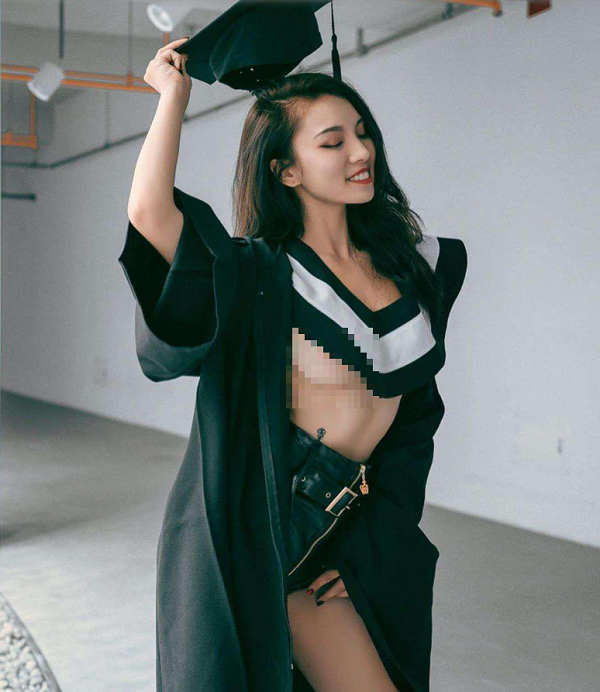 Trên trang cá nhân, cô không ngại đăng lại nhiều lần loạt ảnh với bộ đồ sexy, phối quần hotpants ngắn ngủn. Phần thân trên gần như nude toàn tập. Vùng ngực chỉ được che chắn bởi phần phần viền cổ áo, hở đến ½ khuôn ngực.