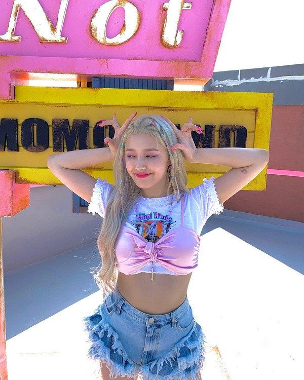 Áo ngực, nội y vốn được mặc bên trong váy áo thường ngày, sát liền cơ thể. Vài năm gần đây, xuất hiện trào lưu mặc áo lót bên ngoài trang phục chính, đảo lại hoàn toàn vị trí thông thường của chúng.