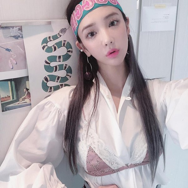 Chính bởi tính chất kén người mặc, việc mạnh dạn bắt trend mặc nội y ra ngoài cần sự tinh tế của người diện.