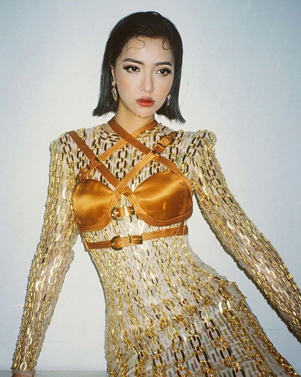 Bên cạnh đó, phái đẹp cũng nên chú ý đến màu sắc, dễ nhất là cách phối đồ tương phản với gam màu thời thượng như đen - trắng hoặc sử dụng màu trung tính để an toàn. Nếu bạn là một người ưa sự cá tính thì có thể lựa chọn màu nổi hơn. Ảnh: Internet.