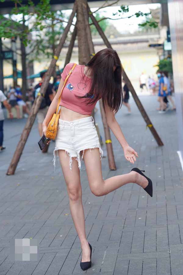 Chiếc áo cũng tỏ rõ sức hút của mình khi nhiều chị em chọn mặc mỗi lần xuống phố.