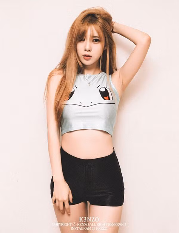 Bên cạnh đó, độ dài chiếc áo cũng nên cắt xẻ phù hợp. Việc mặc những chiếc áo quá ngắn khiến bạn chỉ cần sơ sểnh một chút là sự cố lộ hàng rất dễ xảy ra. Ảnh: Internet.